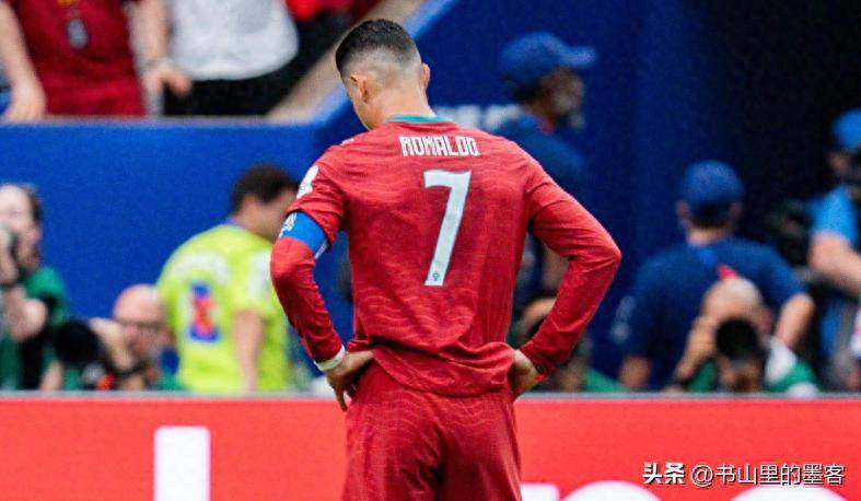 Cristiano Ronaldo ควบคุมไม่ได้และทะเลาะกับเพื่อนร่วมทีมของเขา! ทั้งทีมยินดีที่จะเลี้ยงบอลให้เขามากขึ้น และรูนีย์ถูกกล่าวหาว่า him_players_uefa champions league_porto